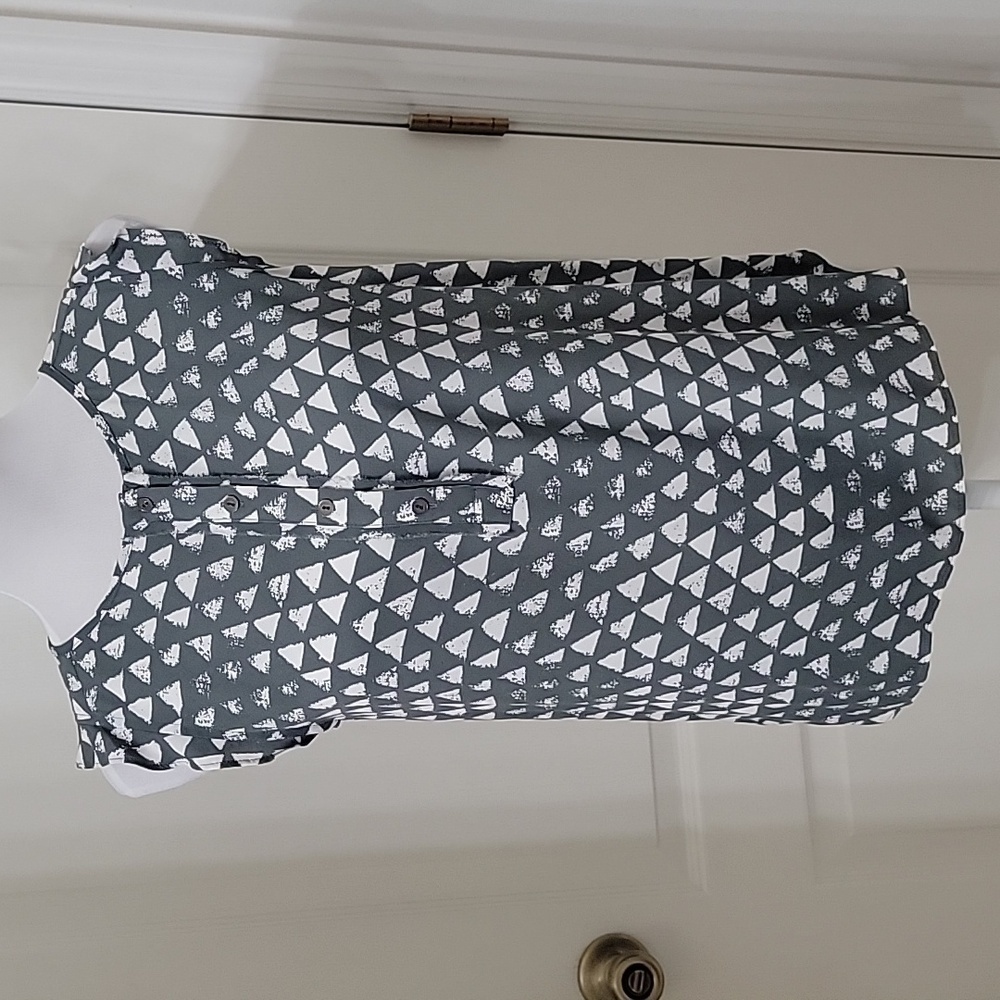 Loft Size SP Triangle Pattern Gray & White Sleeveless Popover Blouse, EUC
